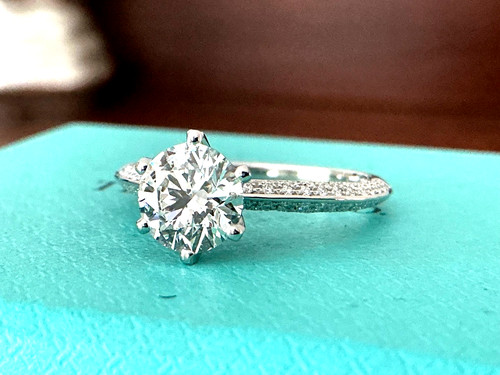 Tiffany pave round - &,