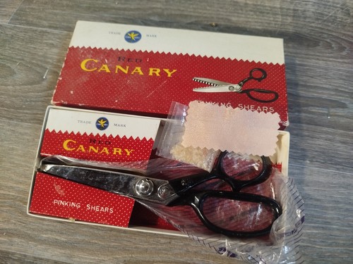 Red canary pinking shears - -,