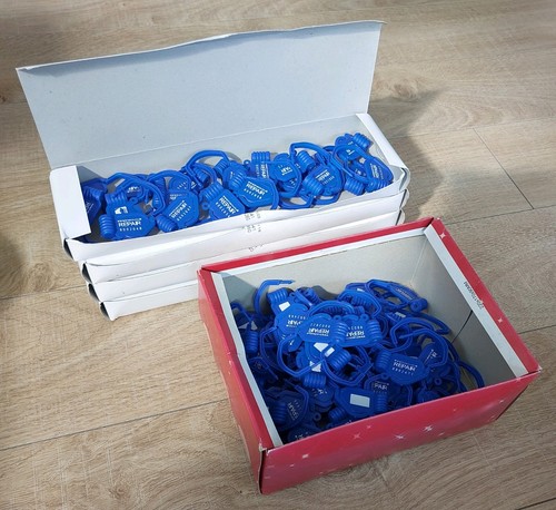 140 numbered plastic - x,