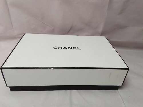 Medium white and black chanel - medium,