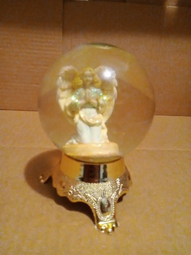 Eleco snowglobe with praying - snowglobe,