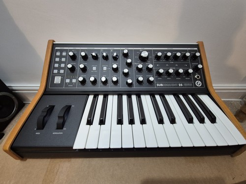 Moog subsequent synthesiser - subsequent, 25