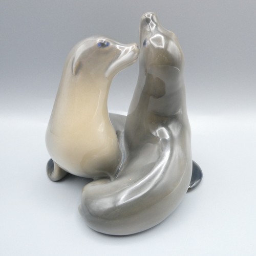 Royal copenhagen figurine 2519 - copenhagen,