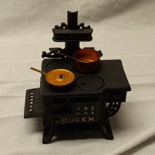Queen vintage cast iron toy - queen,