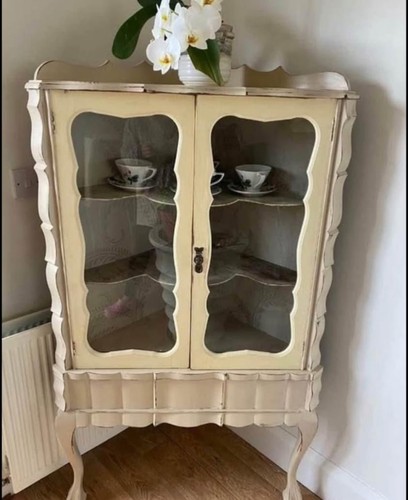 Beautiful corner unit display