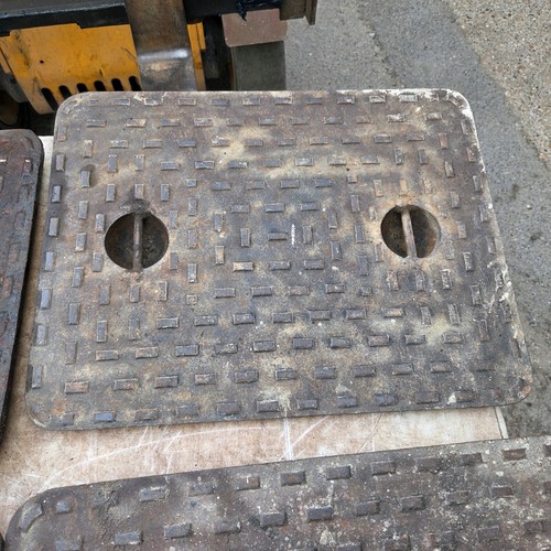 Cast iron manhole cover 652mm - cast,