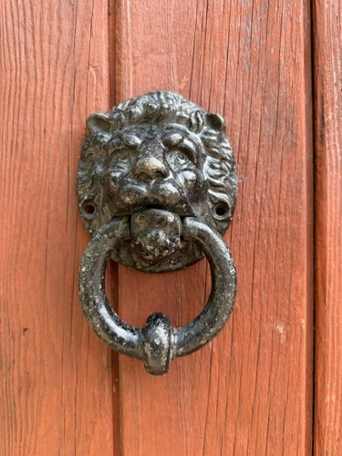 Vintage cast iron - -, lion’s