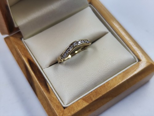 9ct gold wishbone - gold, and