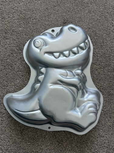 Wilton dinosaur cake - dinosaur,