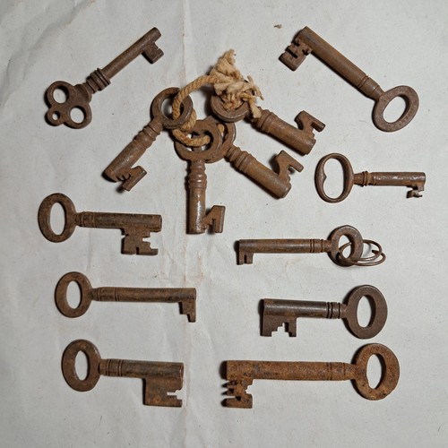 Vintage key bundle - key,