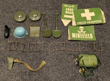 VINTAGE TOMMY GUNN ACCESSORY LOT 1960s, UN HELMET, MINES & SIGNS PARA PACK,  1:6