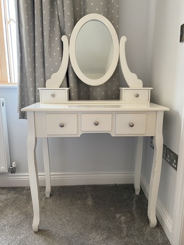 White dressing table with - with, oval