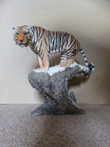 Detailed resin tiger sculpture - detailed,