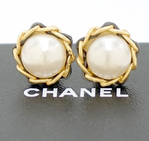Chanel black leather pearl - chanel,