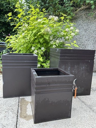 Set metal planters good - 3,