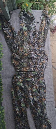 Leaf camouflage suit - 3d,