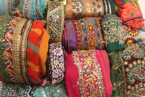 Wholesale lot sari - sari, scraps