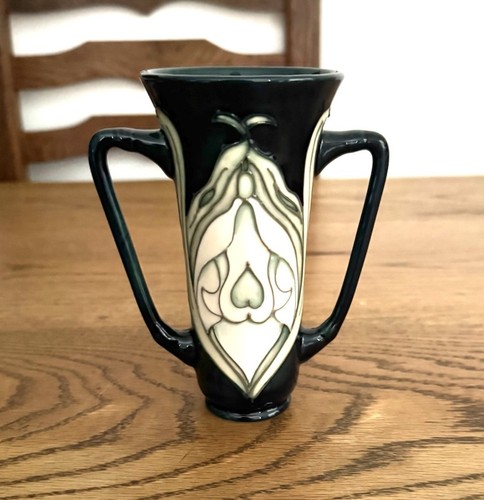 Moorcroft collectors club - collectors,