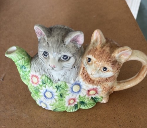 Ceramic novelty cat - teapot, w/