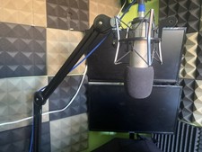 Rode NT1-A Gen 4 - Studio Condenser Microphone with Shock Mount and Cables