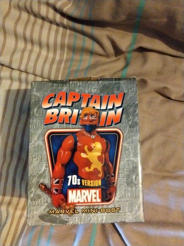 Captain britain bust bowen - captain,