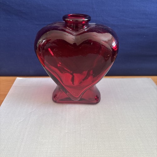 Red glass heart shaped vase - red,