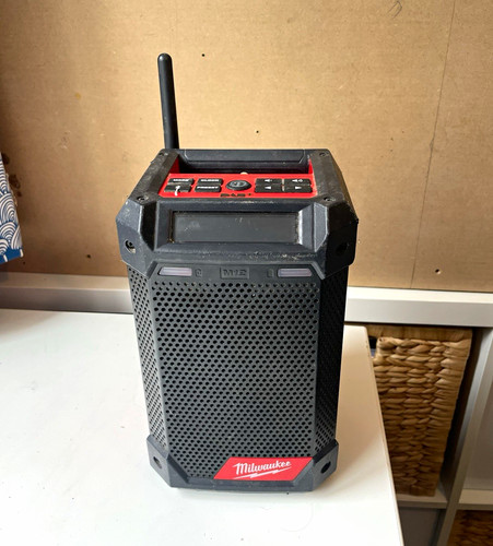 Milwaukee m12 jobsite - milwaukee, am/fm