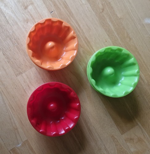 Vintage plastic round - x,