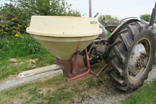 Vicon fertiliser spreader 302 - spreader,