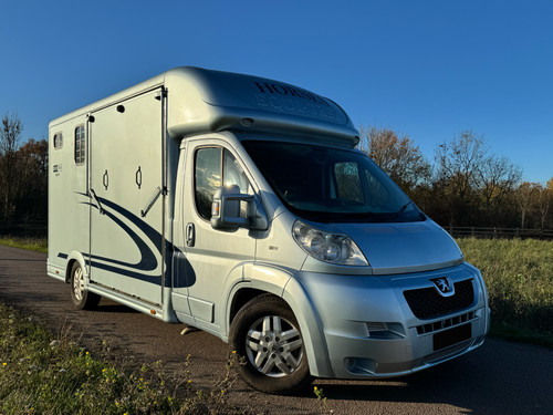 Equi trek supersonic horsebox - equi-trek,