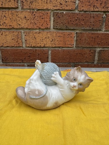 Nao lladro cat - by, with