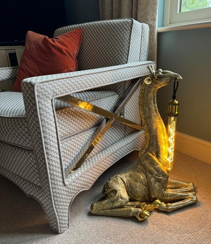 Seated giraffe large floor - giraffe,