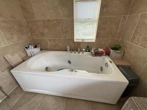 Jacuzzi bath and circle - circle, shower