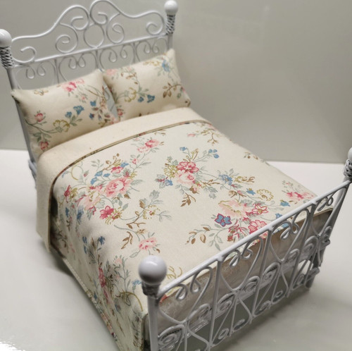 Handmade dolls house - house, bedding