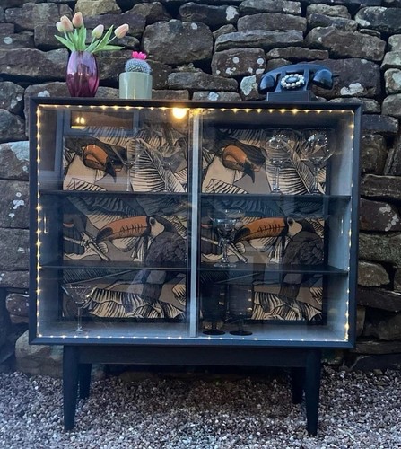 Drinks cabinet gin - gin, glasses