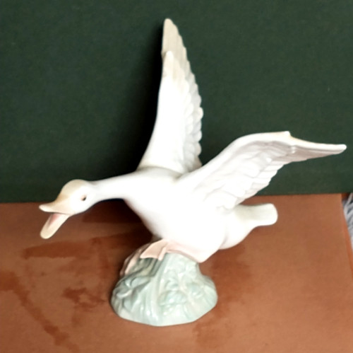 Nao lladro goose porcelain - by,
