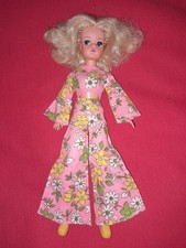 VINTAGE 70s PEDIGREE SINDY PRETTY POSE FASHION DOLL 1975 & CLOTHES TRENDY GIRL 