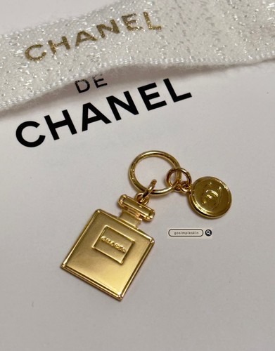 Chanel charm gold tone - chanel,
