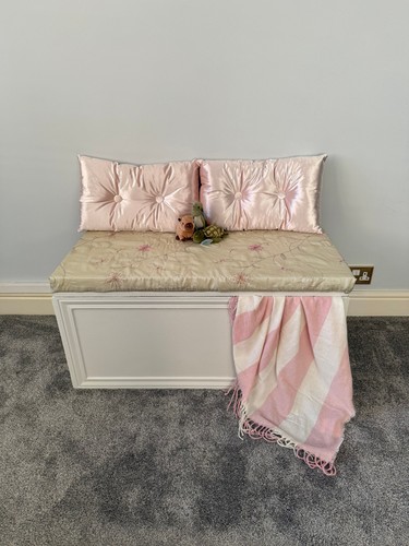 Upcycled storage bench - storage, blanket