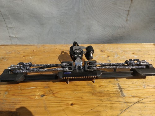 Mainsheet car with - mainsheet, upstand