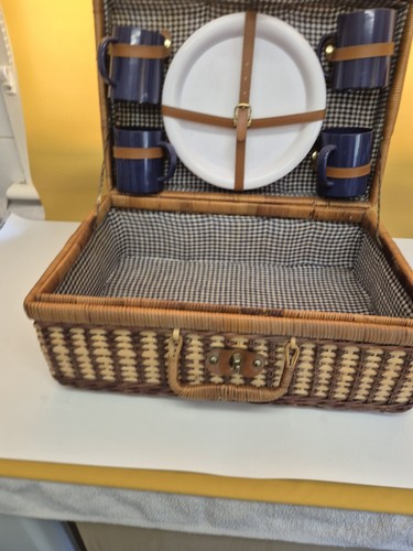 Vintage wicker picnic - vintage,