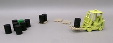 OO Gauge Gas Powered Fork Lift Truck with Pallets & Barrels a (w)