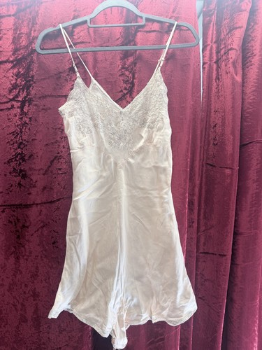 Very pretty vintage peach