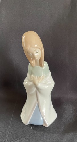 Nao lladro kneeling girl - by,