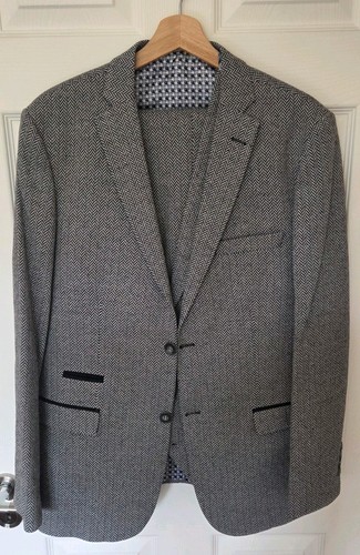 Mens three piece suit - suit, 40r