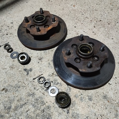 Toyota starlet kp61 front hubs - toyota,