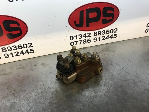 Twin lever hydraulic valve