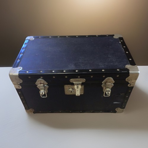 Small vintage steamer trunk - small,