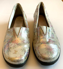 Fly Flot Shoes Suave Ladies White Silver Floral Size 7.5 Flat Slip On Quality