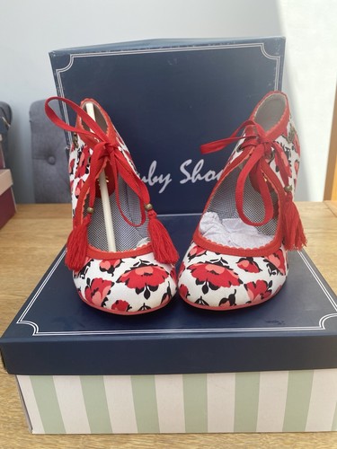 Ruby shoo willow tulip - shoo,